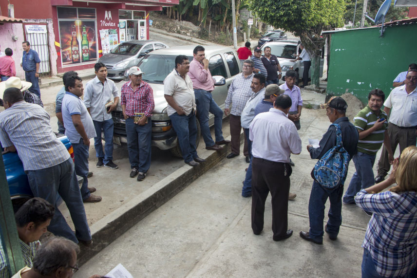 Artesanos, campesinos, ejidatarios en Palenque, esperando entrevista con presidente fundacion